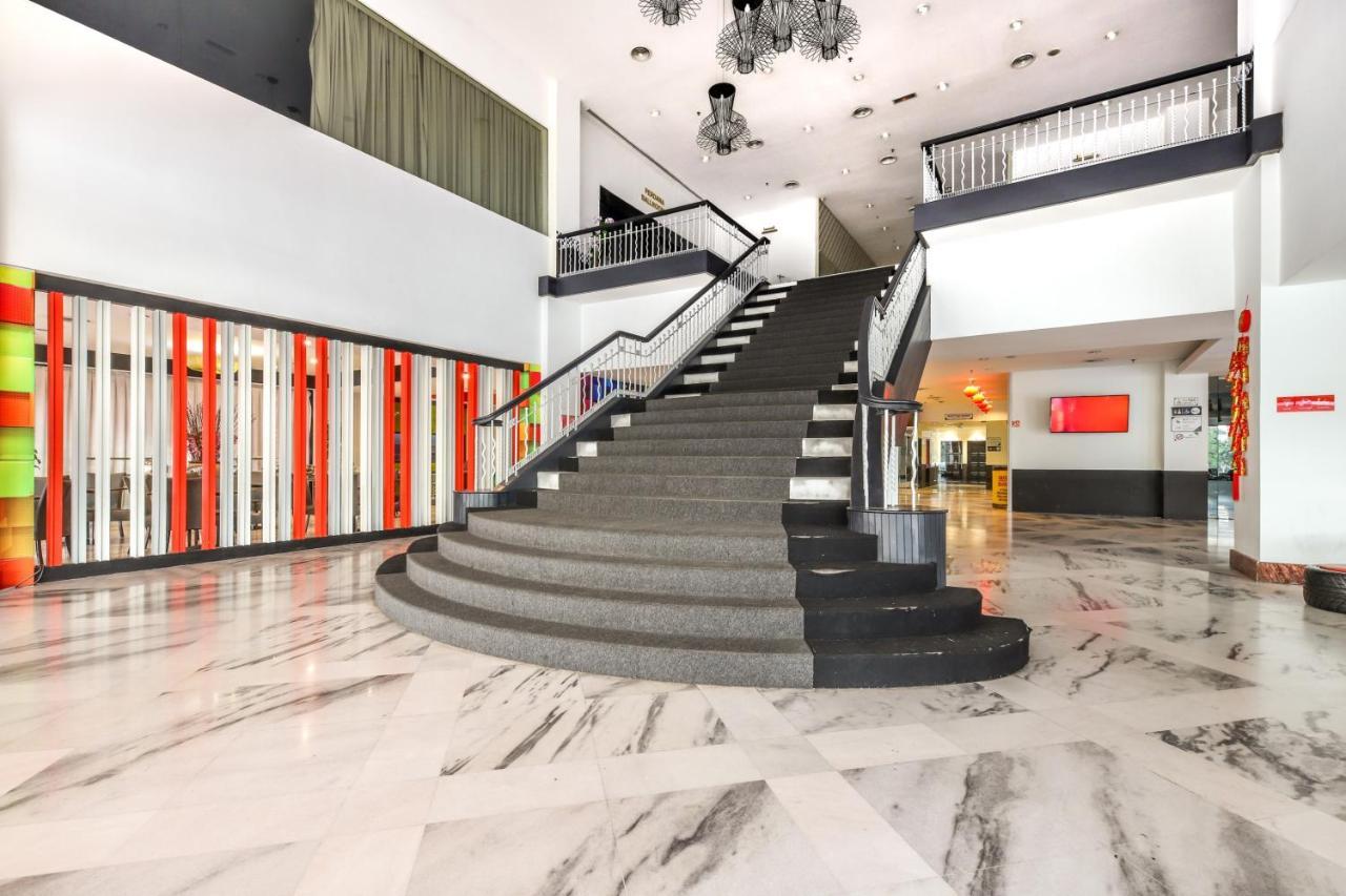 Oyo Capital O 89357 Unicorn Hotel Сери-Кембанган Экстерьер фото