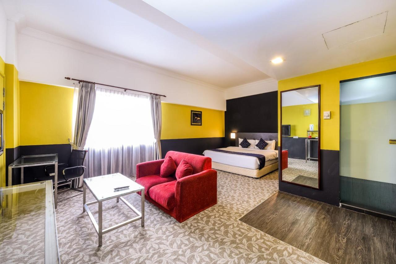 Oyo Capital O 89357 Unicorn Hotel Сери-Кембанган Экстерьер фото