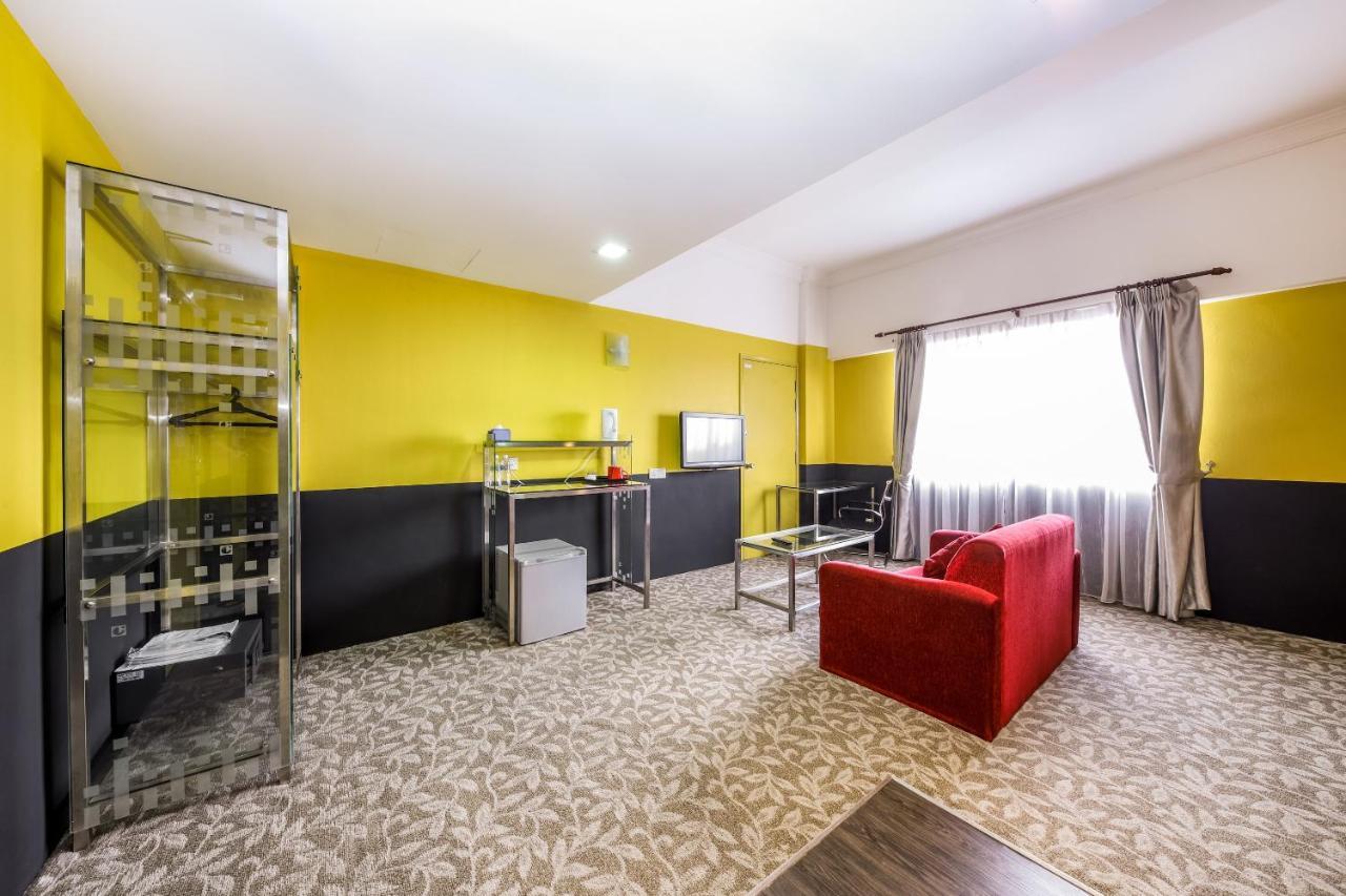 Oyo Capital O 89357 Unicorn Hotel Сери-Кембанган Экстерьер фото