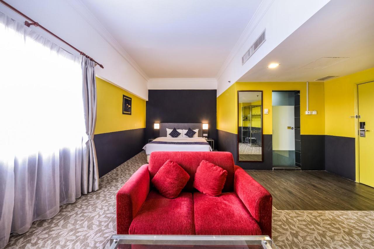 Oyo Capital O 89357 Unicorn Hotel Сери-Кембанган Экстерьер фото